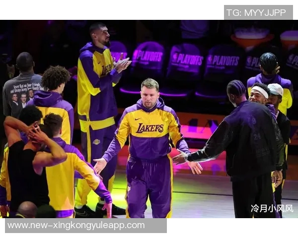 湖人训练热身艾顿与克内克特折返跑展现拼搏精神与团队默契